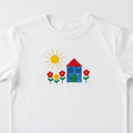 T-shirt bianca con ricamo a macchina fedele al disegno di un bambino, punti precisi e uniformi, dimensioni 180x130mm